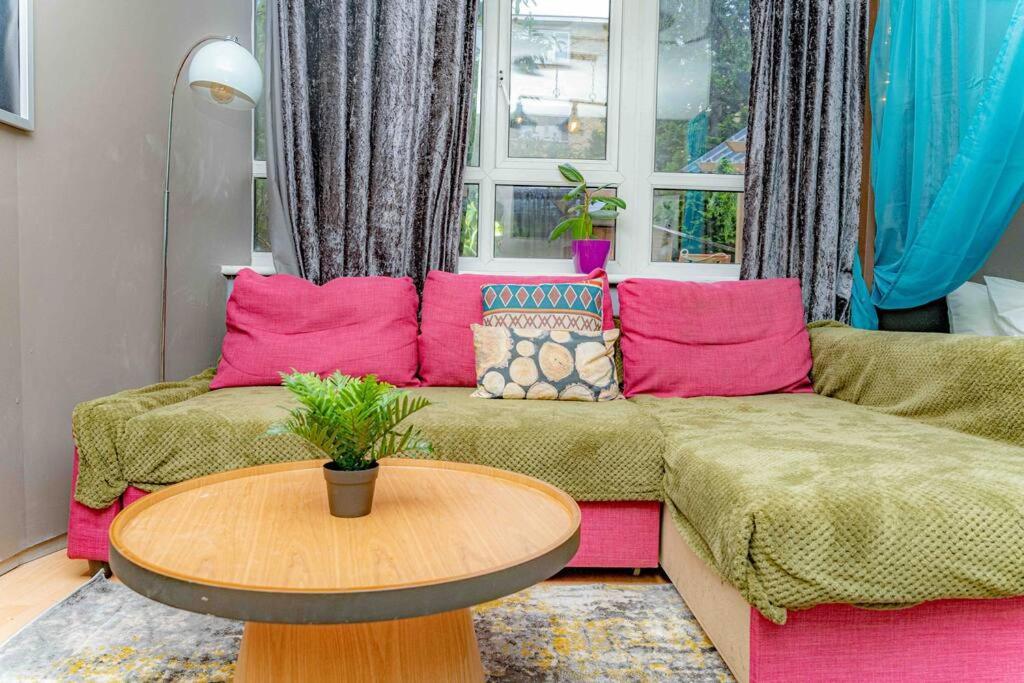 Unique Home W/Garden Hot Tub, Sauna & Cinema Room لندن المظهر الخارجي الصورة
